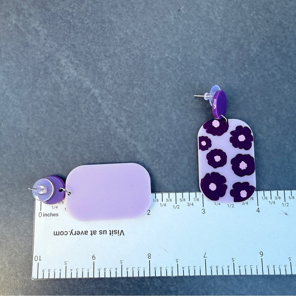 Purple 60s Mod Style Floral Acrylic Earrings - Picture 6 of 6